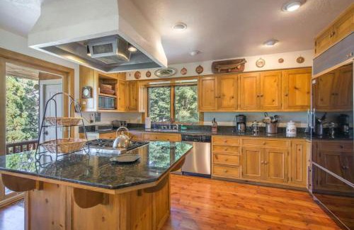 Tahoma House | Ellis Peak by AvantStay Beautiful McKinney Cabin w Filtered Lake Views