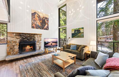 Tahoe Woods House | Ellis Peak Retreat - Hot Tub, Wood Fireplace, Close to Tahoe City & Dining