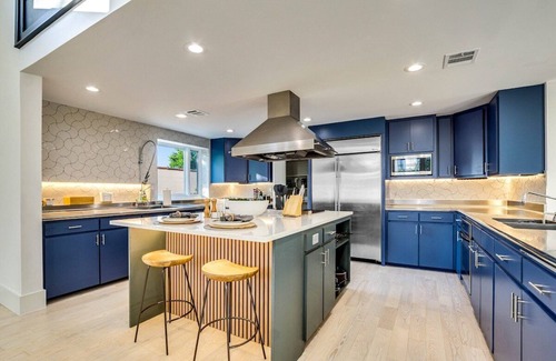 Old East Dallas House | Ellum House · Modern Oasis in Deep Ellum–Spacious Home Sleeps 14