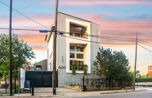Old East Dallas House | Ellum House · Modern Oasis in Deep Ellum–Spacious Home Sleeps 14