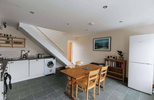 Welton House | Elm House Cottage: Charming Country Cottage with Log Burner