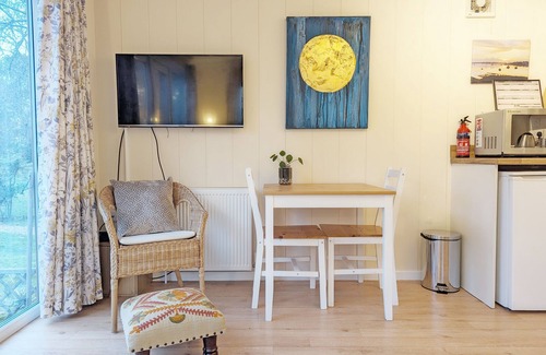 Chichester Cottage | Elm Lodge - a lodge/cabin that sleeps 3 guests in 1 bedroom
