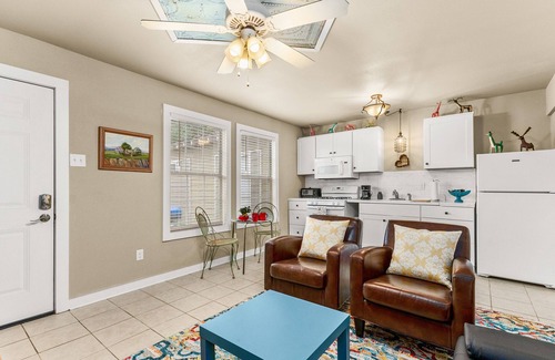 Seguin House | Elm Street Bungalow, Cozy Pet-Friendly Stay