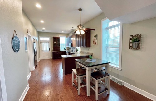 Alton House | Elm Street Escape- Easy Access to Alton & STL