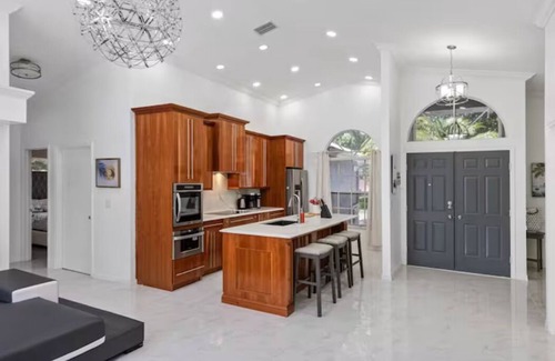 Pinellas Park House | Elmhurst Getaway Home w/screened POOL