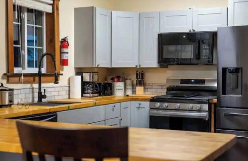 Catskill Apartment | Elmhurst House/Town-House- Top Floor - 3bd Catskill Mtn View