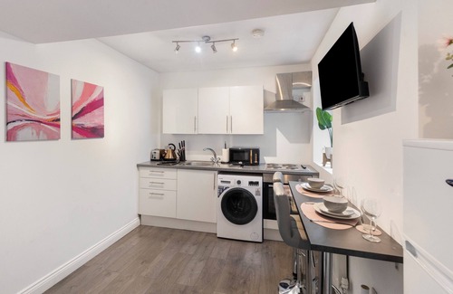 Brent Cross Apartment | Elms Suite
