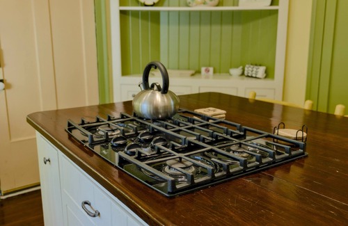 Natchez House | Elmsley Cottage | 4/3, Historic Home, Full Kitchen, Washer/Dryer