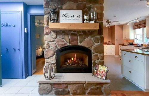 Bluewater Cottage | Elmslie Oasis - Stunning lake views - Private Lake Access