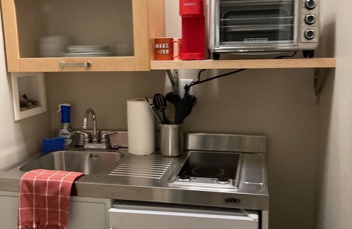 Front Park Apartment | Elmwood Village, 5 min to Medical Campus, Pets welcome 25% Discount for 28+ days