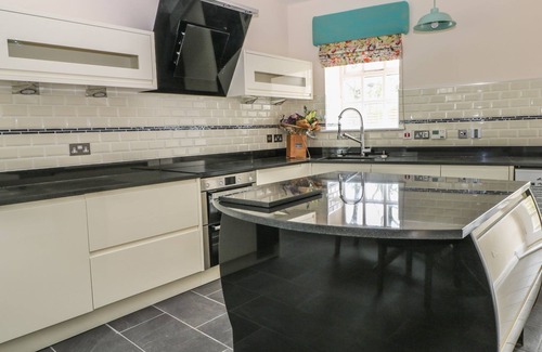 Lancaster Cottage | ELSA, pet friendly, with a garden in Lancaster