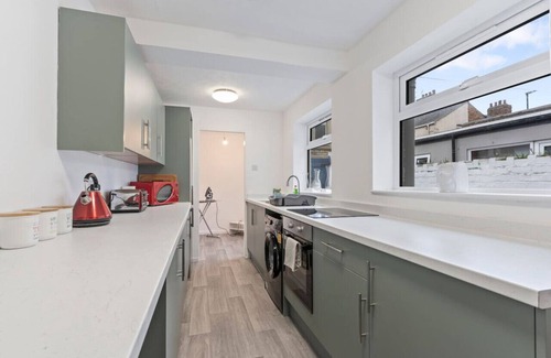 Redcar House | Elton House Central Location Sleeps 5 Free Parking Fast WiFi Smart TV