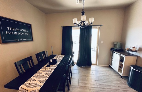 Las Cruces House | Elvis’s Cozy Casa- Charming 3 bedroom,2 bathroom home w/Mountain views