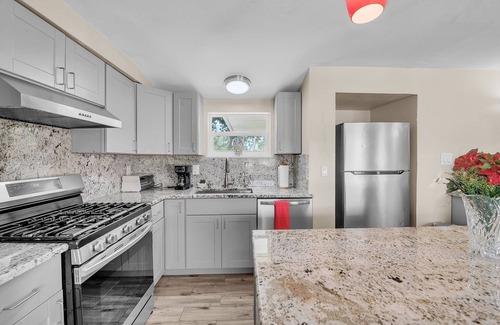 Bradenton House | Elwood Park Gem: Spacious 3br Prime Location 3 Bedroom Home
