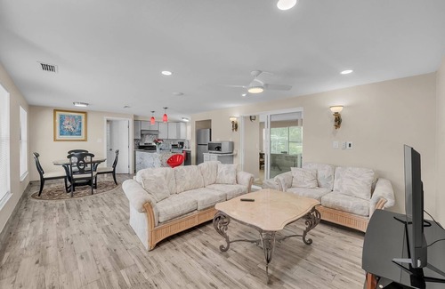 Bradenton House | Elwood Park Gem: Spacious 3br Prime Location 3 Bedroom Home