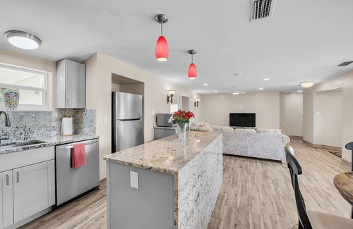 Bradenton House | Elwood Park Gem: Spacious 3br Prime Location 3 Bedroom Home