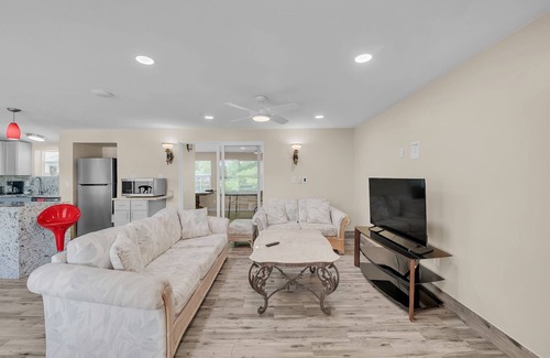 Bradenton House | Elwood Park Gem: Spacious 3br Prime Location 3 Bedroom Home