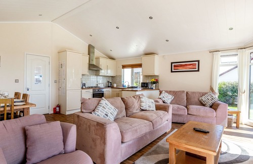 Bishops Nympton Cottage | ELWORTHY LODGE, pet friendly, with a garden in South Molton