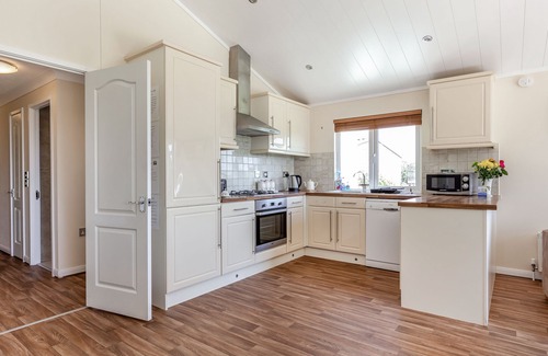 Bishops Nympton Cottage | ELWORTHY LODGE, pet friendly, with a garden in South Molton