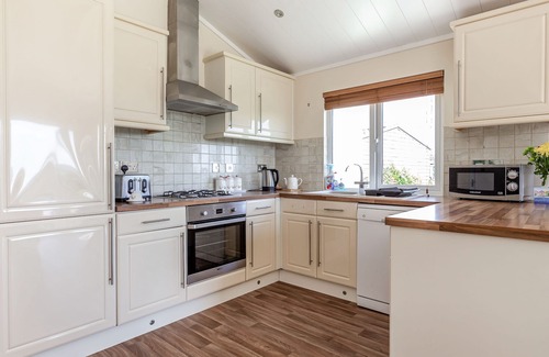Bishops Nympton Cottage | ELWORTHY LODGE, pet friendly, with a garden in South Molton