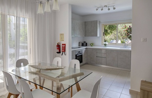 Universal Apartment | Elysia Park