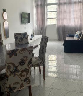 Aparecida Apartment | Em 5 minutos a pé tá na praia e no Shopping Praiamar Corporate, 2 quartos com ar condicionado, 2 banheiros, portaria 24 horas, elevador, 1 vaga carro gratuita, wi-fi, pets ok, enxoval, horário flexível!