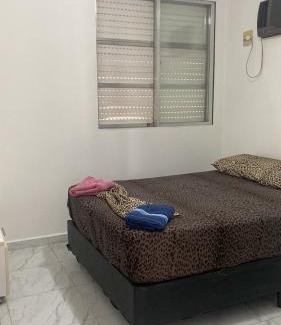 Aparecida Apartment | Em 5 minutos a pé tá na praia e no Shopping Praiamar Corporate, 2 quartos com ar condicionado, 2 banheiros, portaria 24 horas, elevador, 1 vaga carro gratuita, wi-fi, pets ok, enxoval, horário flexível!
