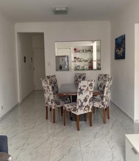 Aparecida Apartment | Em 5 minutos a pé tá na praia e no Shopping Praiamar Corporate, 2 quartos com ar condicionado, 2 banheiros, portaria 24 horas, elevador, 1 vaga carro gratuita, wi-fi, pets ok, enxoval, horário flexível!