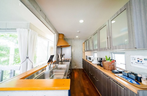 Kadena-cho House | EM tree house surrounding a healing tree
