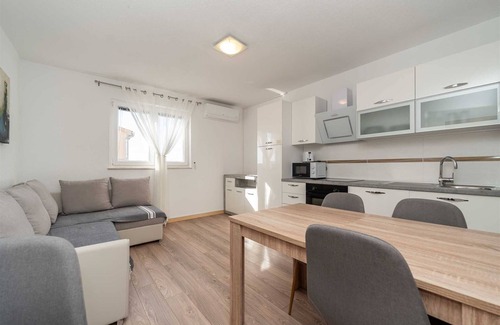 Policnik Apartment | Ema's Olive Garden Apt 1- Families only 4+2