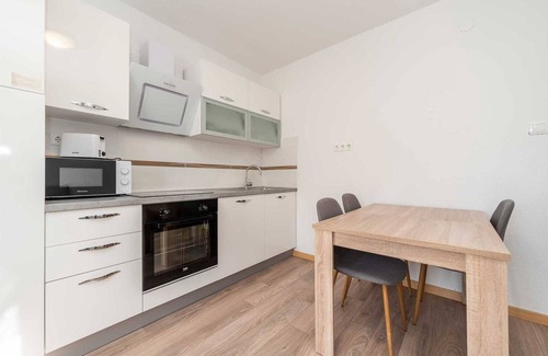 Policnik Apartment | Ema's Olive Garden Apt 1- Families only 4+2