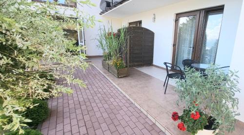 Ostrowo House | Emada- Pokoje Gościnne i Studia