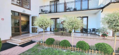 Ostrowo House | Emada- Pokoje Gościnne i Studia