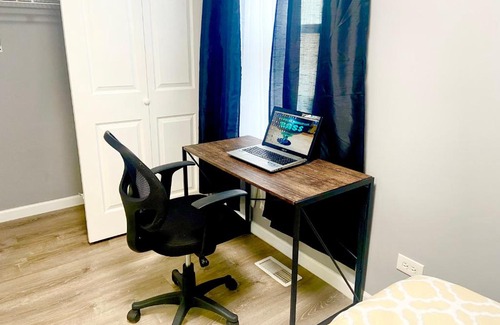 Tri-Taylor Apartment | EMALUX Condo Near Downtown,Bus,Train,Hospitals,United-Center,Fulton Market