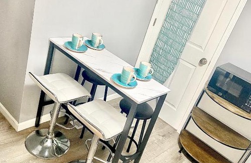 Tri-Taylor Apartment | EMALUX Condo Near Downtown,Bus,Train,Hospitals,United-Center,Fulton Market