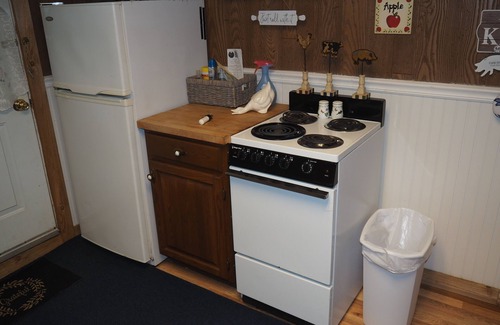 Lake Ann Apartment | Emanuel - CUTE UPSTAIRS APARTMENT WITH AIR CONDITIONING! GREAT LOCATION!