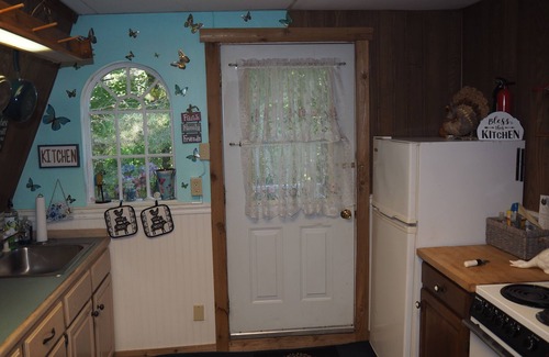 Lake Ann Apartment | Emanuel - CUTE UPSTAIRS APARTMENT WITH AIR CONDITIONING! GREAT LOCATION!