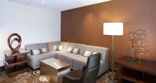 Livonia Hotel | Embassy Suites by Hilton Detroit - Livonia/Novi
