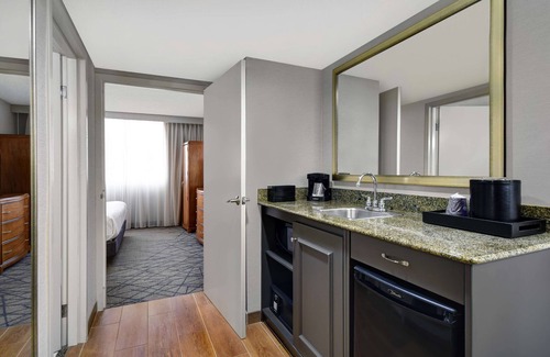 Livonia Hotel | Embassy Suites by Hilton Detroit Livonia Novi