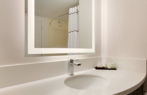 Yorkshire Hotel | Embassy Suites by Hilton Newark Wilmington South