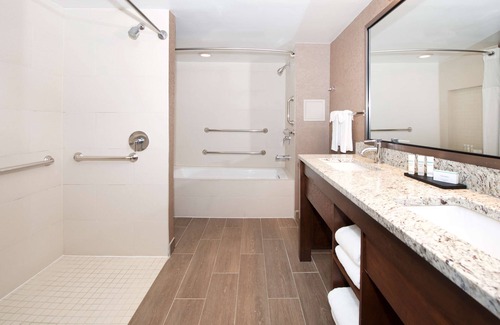 Blue Ash Hotel | Embassy Suites by Hilton Cincinnati Northeast Blue Ash