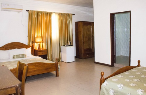 Monrovia Hotel | Embassy Suites Hotels & Restaurant