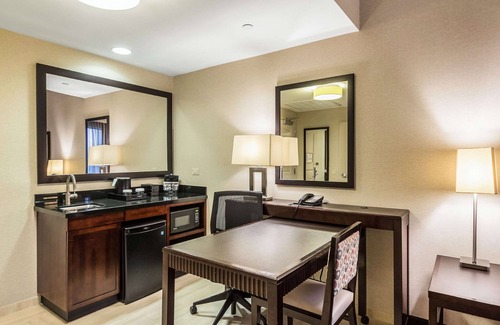 Elizabeth Hotel | Embassy Suites Newark Airport