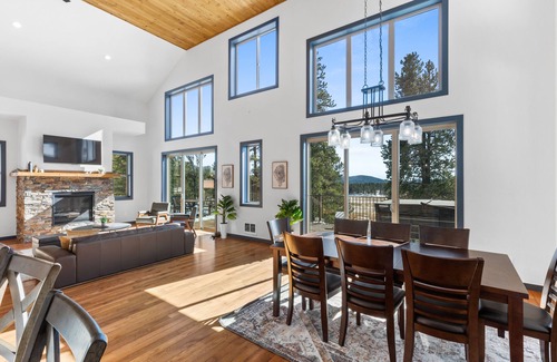 Black Hawk House | Embrace Coziness At Rudolph Ranch: Skiing, Hiking, Trail, Casino's. Pet friendly