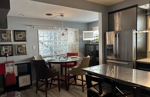 Del Mar House | Emerald Bay Walk & Cole Park Casa de Joy Uno