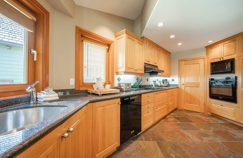 Nicklaus North Ski Chalet | ❄︎Emerald Chalet❄︎ 5 BR Chalet with Hot Tub & BBQ, First Hole of Golf Course
