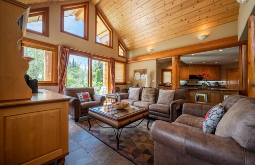 Nicklaus North Ski Chalet | ❄︎Emerald Chalet❄︎ 5 BR Chalet with Hot Tub & BBQ, First Hole of Golf Course
