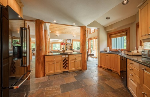 Nicklaus North Ski Chalet | ❄︎Emerald Chalet❄︎ 5 BR Chalet with Hot Tub & BBQ, First Hole of Golf Course