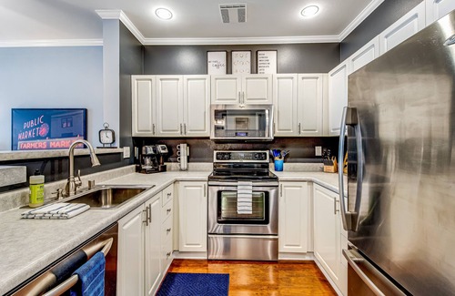 Belltown Condo | Emerald City Escape with Pool and Parking!
