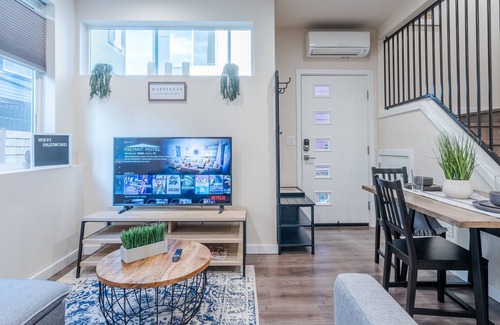 Licton Springs House | Emerald city Modern! Short drive to downtown & UW